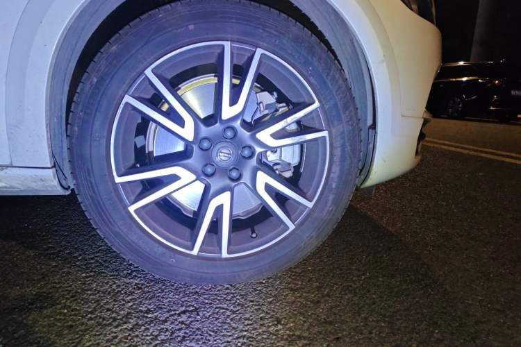 Used Volvo V90 2020 Cross Country T5 AWD Smart Range Edition Right Front Wheel Hub