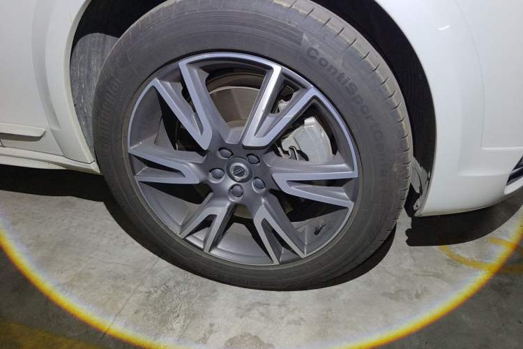 Used Volvo V90 2020 Cross Country T5 AWD Smart Range Edition Right Front Wheel Hub