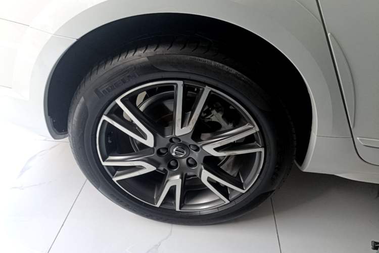 Used Volvo V90 2020 Cross Country T5 AWD Smart Range Edition Right Rear Wheel Hub