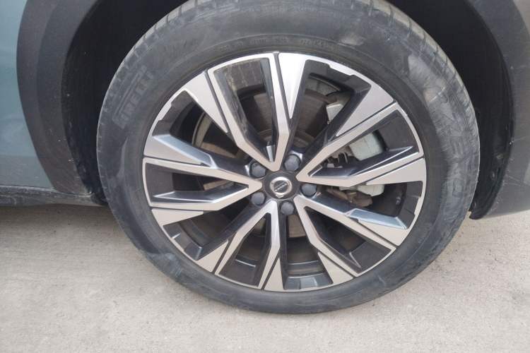 Used Volvo V90 2021 Cross Country B5 AWD Smart Range Edition Right Front Wheel Hub
