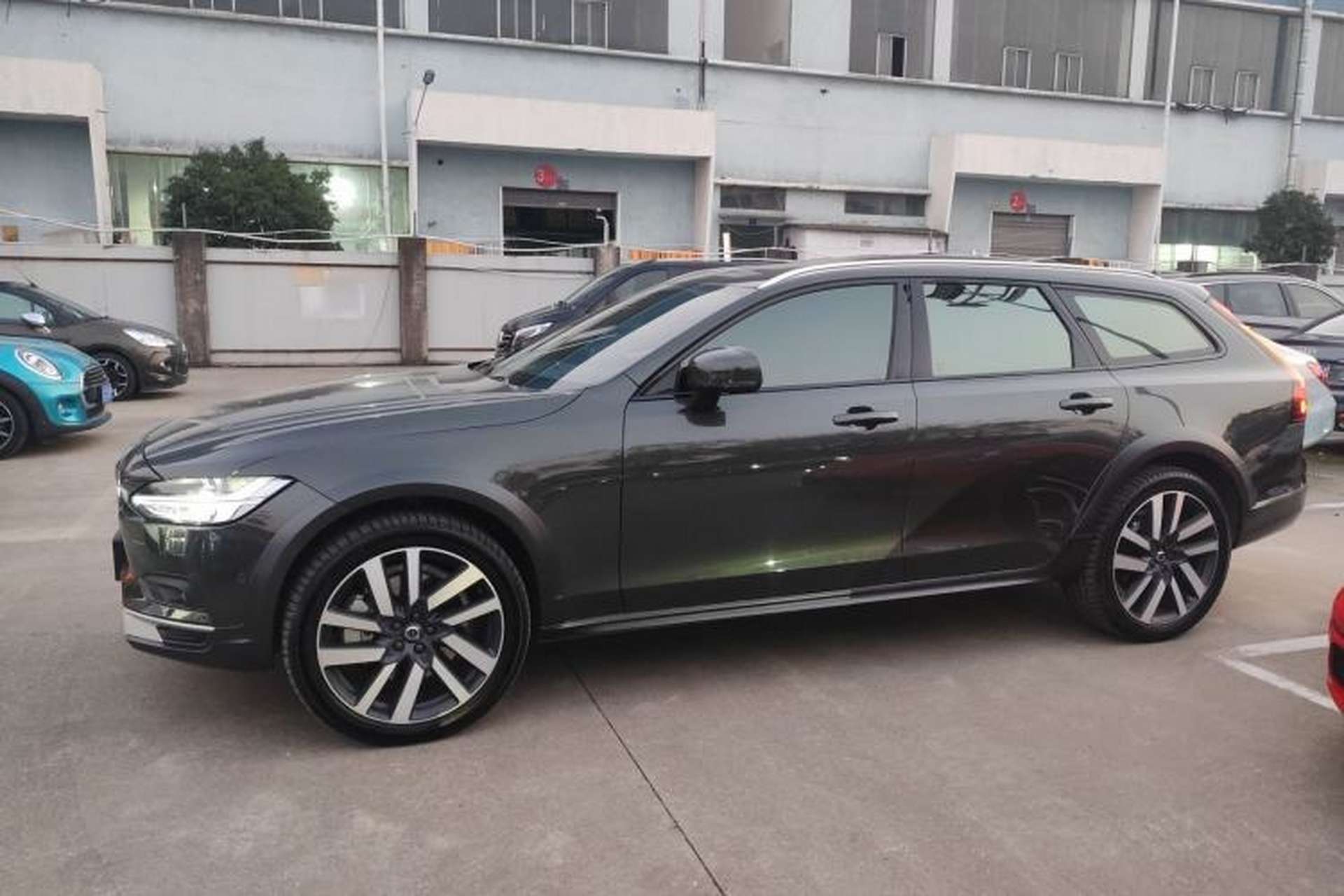 Used Volvo V90 2021 Cross Country B5 AWD Prestige Edition Exterior 3