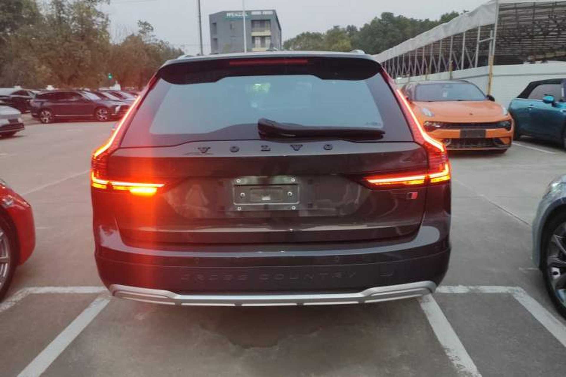 Used Volvo V90 2021 Cross Country B5 AWD Prestige Edition Exterior 4