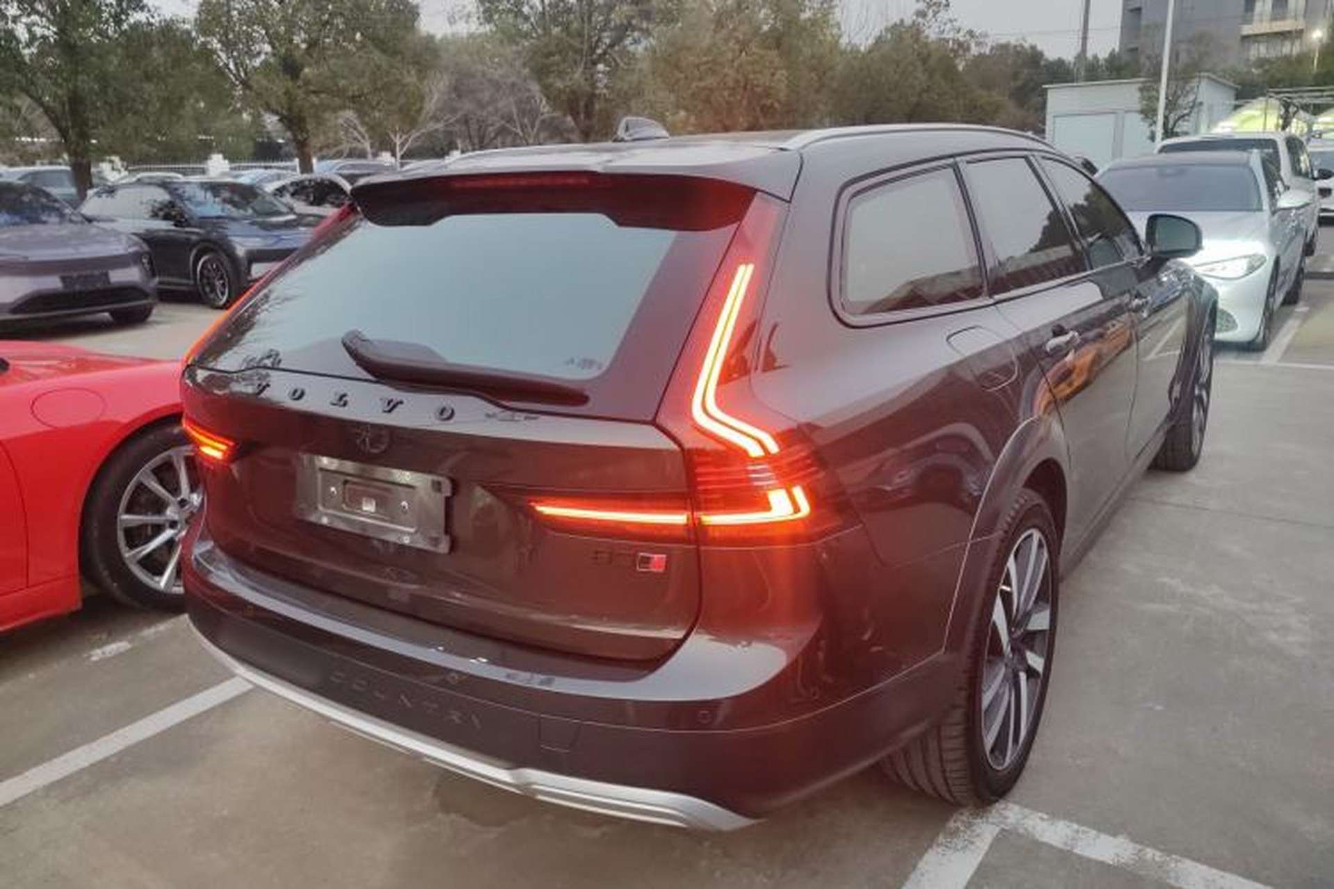 Used Volvo V90 2021 Cross Country B5 AWD Prestige Edition Exterior 5