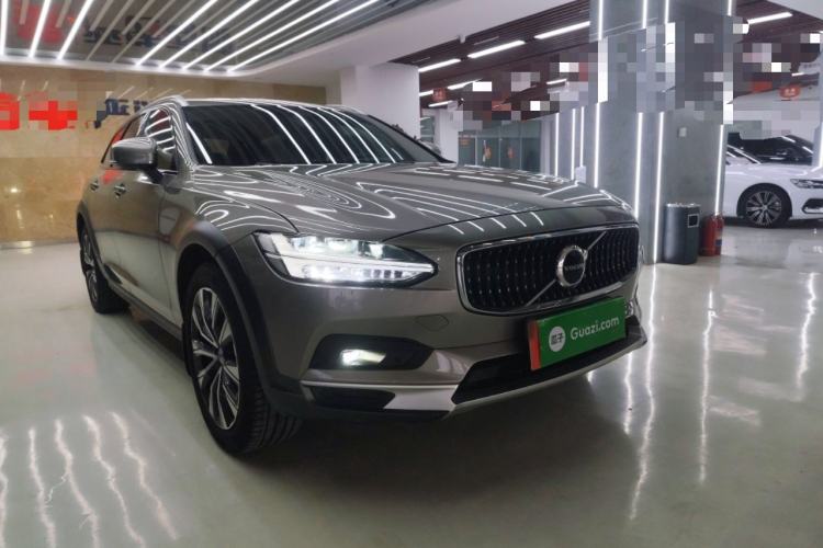 Used Volvo V90 2021 Cross Country B5 AWD Smart Range Edition Front Right 45 Deg