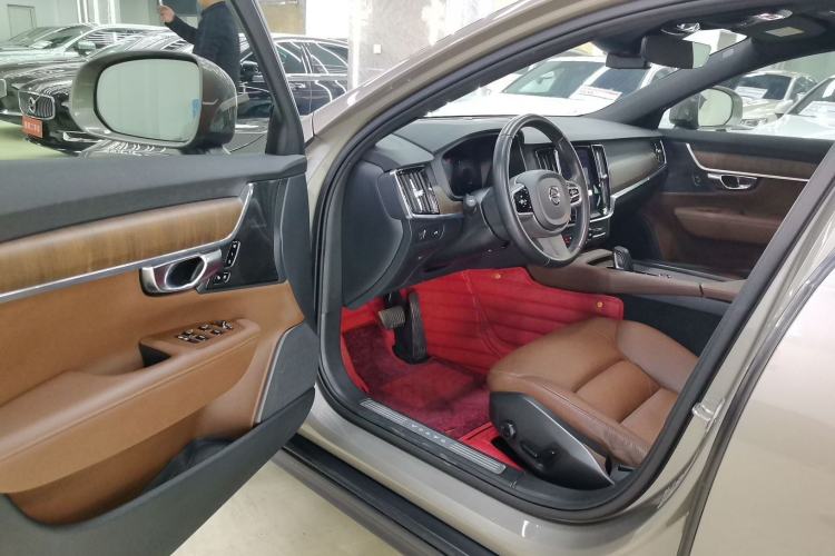 Used Volvo V90 2021 Cross Country B5 AWD Smart Range Edition Interior 2