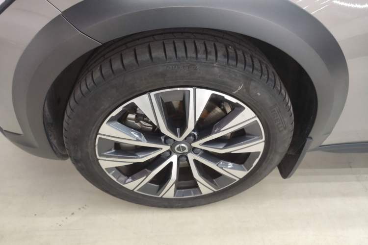 Used Volvo V90 2021 Cross Country B5 AWD Smart Range Edition Left Front Wheel Hub