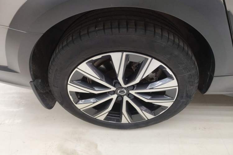 Used Volvo V90 2021 Cross Country B5 AWD Smart Range Edition Right Rear Wheel Hub