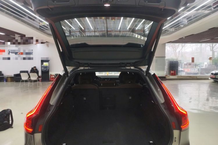 Used Volvo V90 2021 Cross Country B5 AWD Smart Range Edition Trunk
