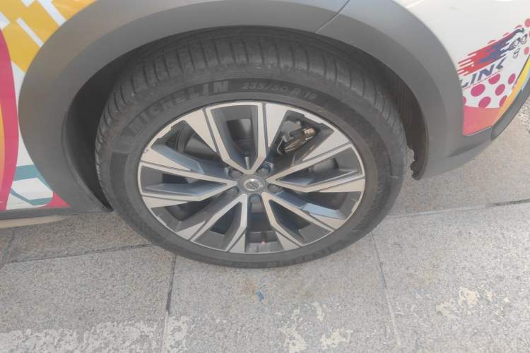 Used Volvo V90 2021 Cross Country B5 AWD Smart Range Edition Right Front Wheel Hub