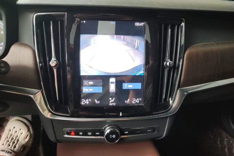Used Volvo V90 2021 Cross Country B5 AWD Smart Range Edition Audio And AC Panel