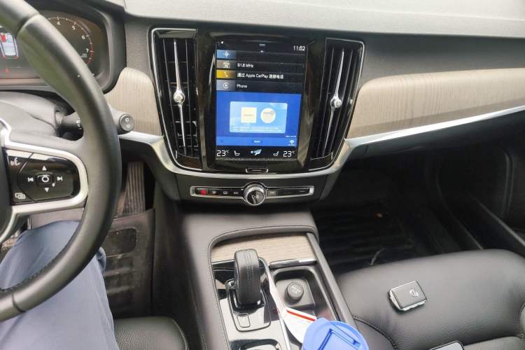 Used Volvo V90 2021 Cross Country B5 AWD Smart Range Edition Audio And AC Panel