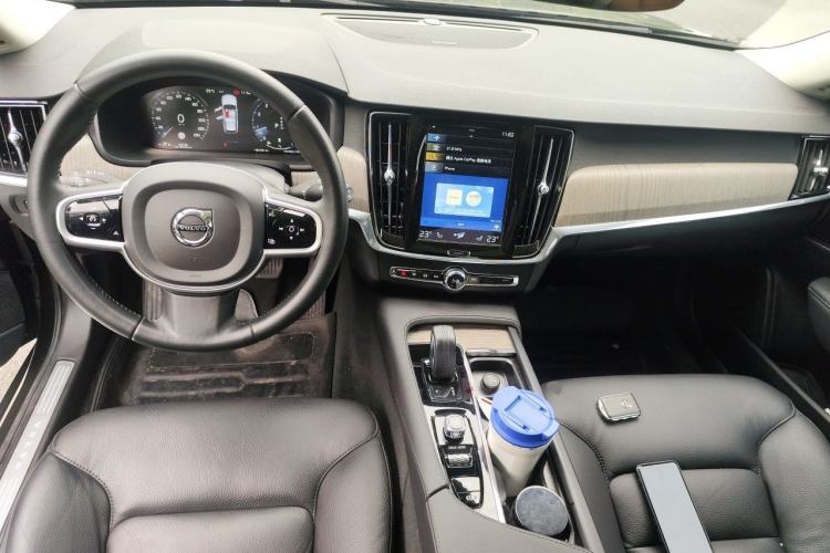 Used Volvo V90 2021 Cross Country B5 AWD Smart Range Edition Center Console