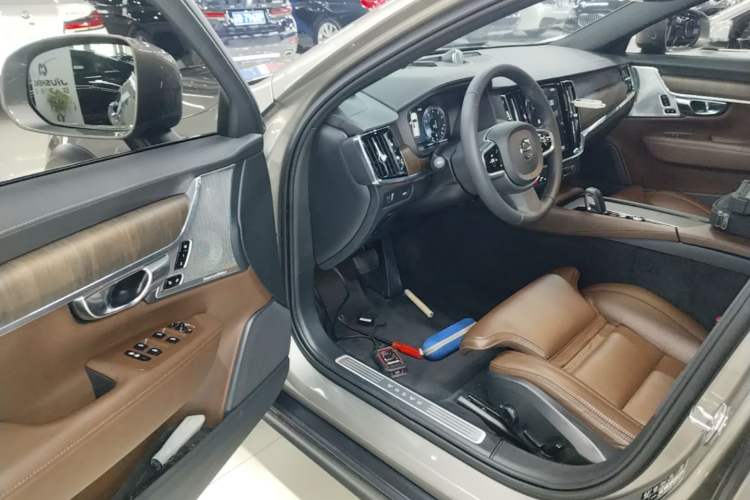 Used Volvo V90 2021 Cross Country B5 AWD Prestige Edition Driver Seat