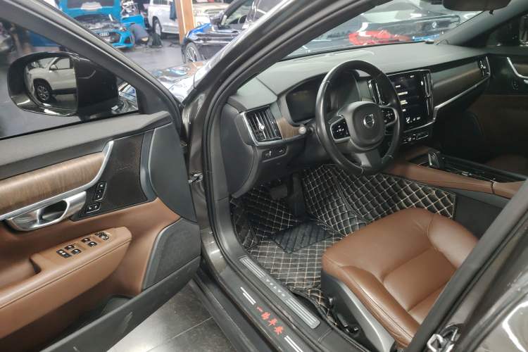 Used Volvo V90 2021 Cross Country B5 AWD Smart Range Edition Driver Seat