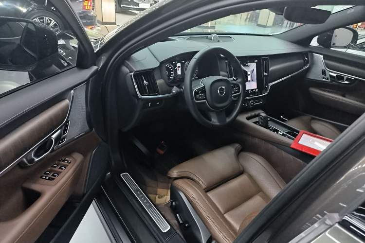 Used Volvo V90 2021 Cross Country B5 AWD Prestige Edition Driver Seat