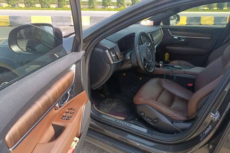 Used Volvo V90 2021 Cross Country B5 AWD Smart Range Edition Driver Seat