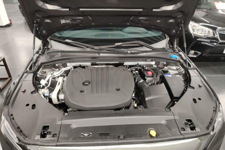 Used Volvo V90 2021 Cross Country B5 AWD Smart Range Edition Engine Bay
