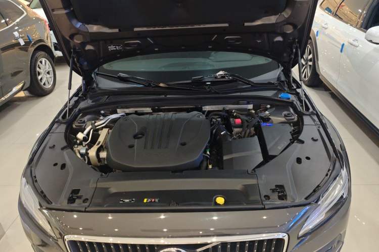 Used Volvo V90 2021 Cross Country B5 AWD Smart Range Edition Engine Bay