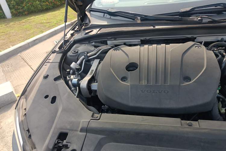 Used Volvo V90 2021 Cross Country B5 AWD Smart Range Edition Engine Bay Right
