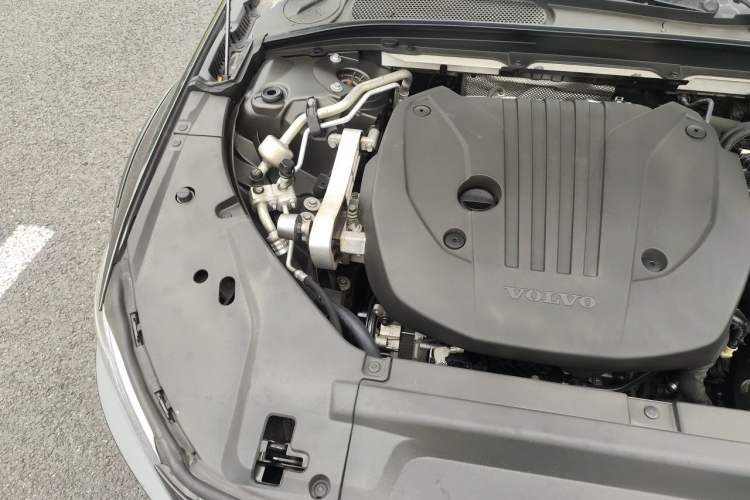 Used Volvo V90 2021 Cross Country B5 AWD Smart Range Edition Engine Bay Right