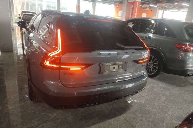 Used Volvo V90 2021 Cross Country B5 AWD Smart Range Edition Exterior 4