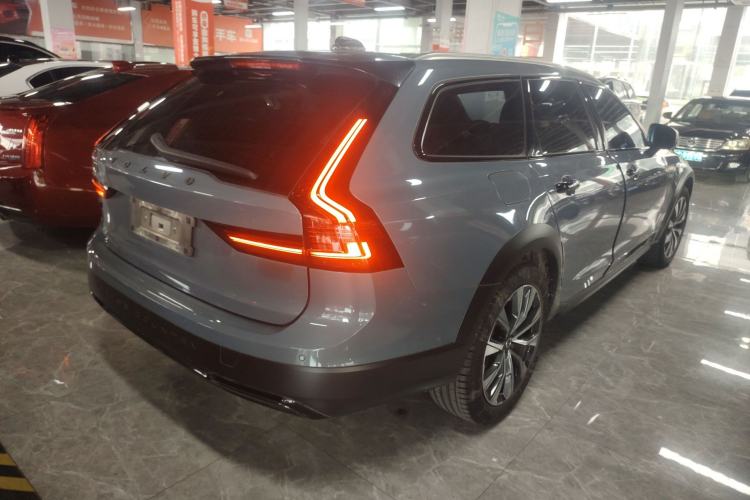 Used Volvo V90 2021 Cross Country B5 AWD Smart Range Edition Exterior 5
