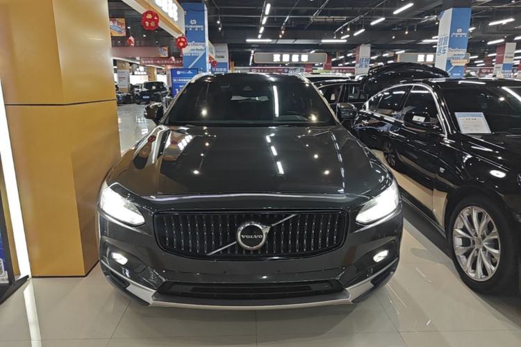 Used Volvo V90 2021 Cross Country B5 AWD Smart Range Edition Front