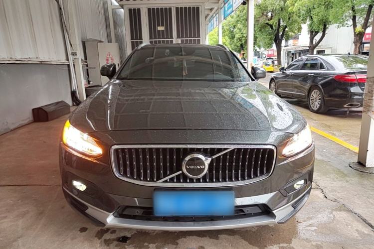Used Volvo V90 2021 Cross Country B5 AWD Smart Range Edition Front