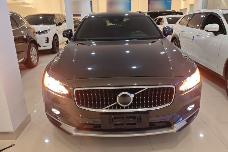 Used Volvo V90 2021 Cross Country B5 AWD Smart Range Edition Front