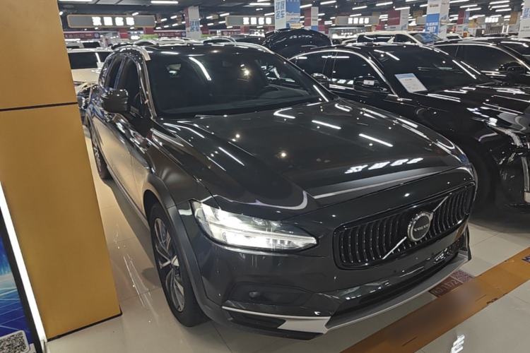 Used Volvo V90 2021 Cross Country B5 AWD Smart Range Edition Front Right 45 Deg