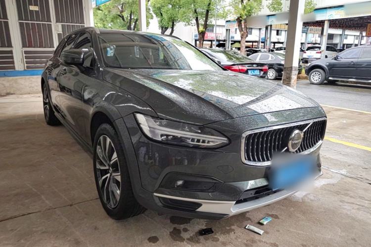 Used Volvo V90 2021 Cross Country B5 AWD Smart Range Edition Front Right 45 Deg