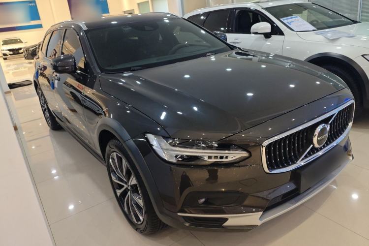 Used Volvo V90 2021 Cross Country B5 AWD Smart Range Edition Front Right 45 Deg