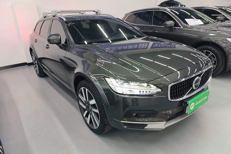 Used Volvo V90 2021 Cross Country B5 AWD Prestige Edition Front Right 45 Deg