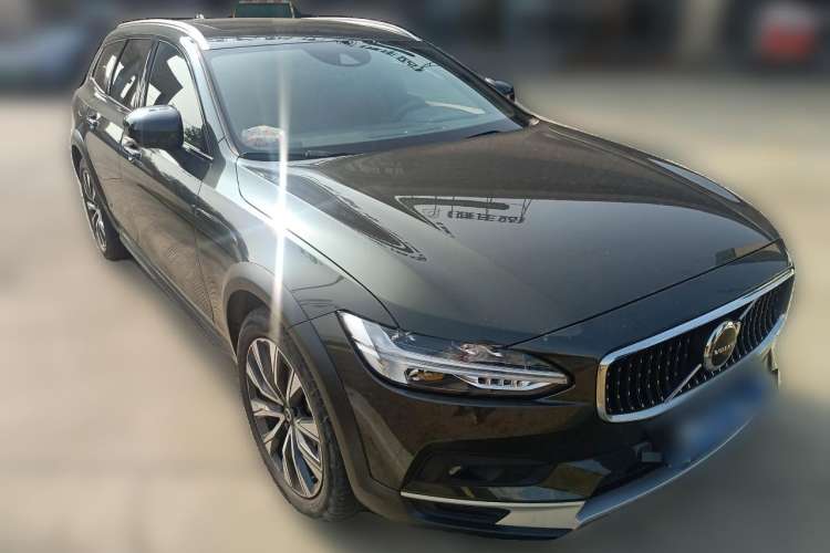 Used Volvo V90 2021 Cross Country B5 AWD Smart Range Edition Front Right 45 Deg