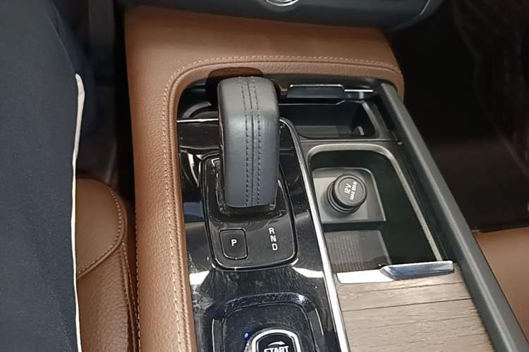 Used Volvo V90 2021 Cross Country B5 AWD Smart Range Edition Gear Lever