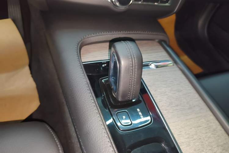 Used Volvo V90 2021 Cross Country B5 AWD Smart Range Edition Gear Lever