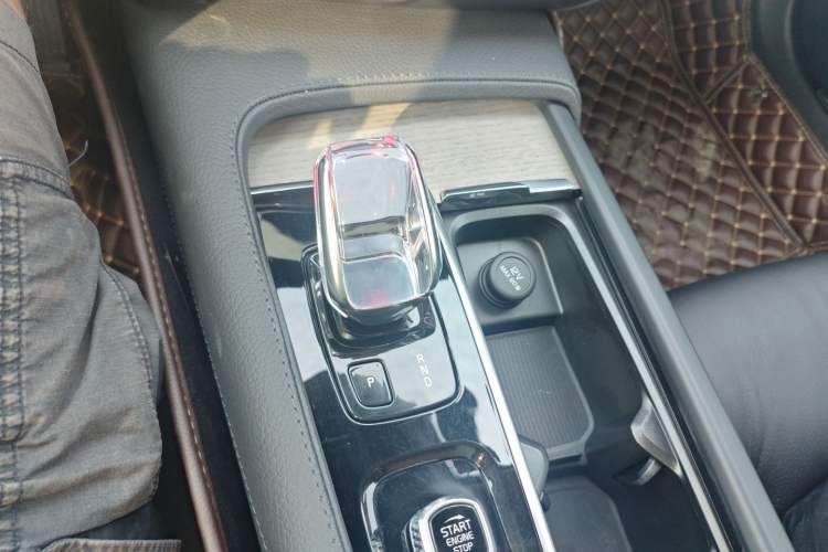 Used Volvo V90 2021 Cross Country B5 AWD Smart Range Edition Gear Lever