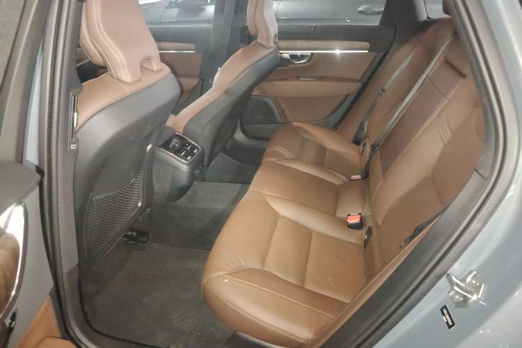 Used Volvo V90 2021 Cross Country B5 AWD Smart Range Edition Interior 4