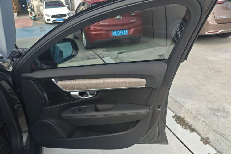 Used Volvo V90 2021 Cross Country B5 AWD Smart Range Edition Interior 5