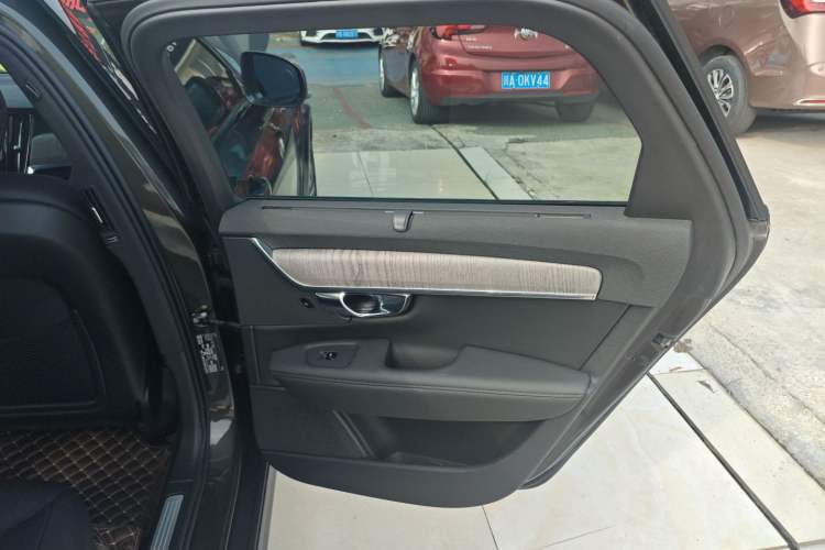 Used Volvo V90 2021 Cross Country B5 AWD Smart Range Edition Interior 6