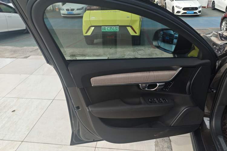 Used Volvo V90 2021 Cross Country B5 AWD Smart Range Edition Interior 7