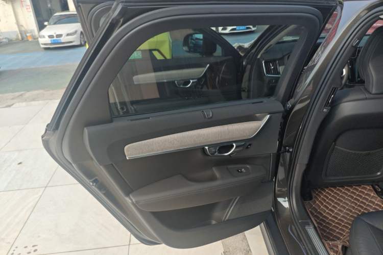 Used Volvo V90 2021 Cross Country B5 AWD Smart Range Edition Interior 8
