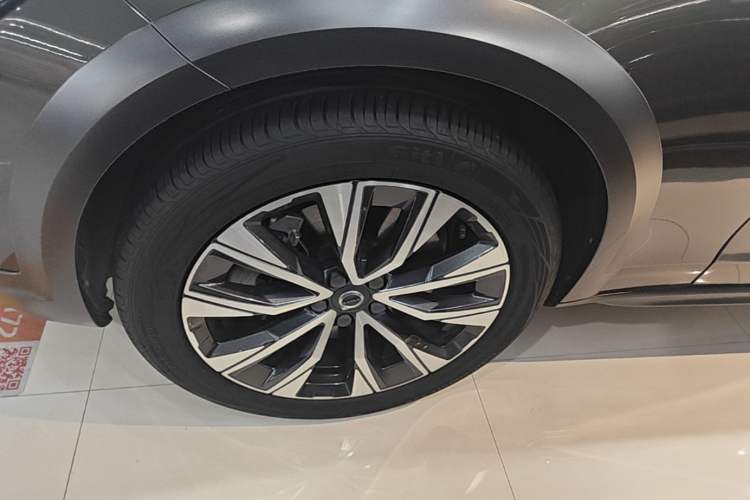 Used Volvo V90 2021 Cross Country B5 AWD Smart Range Edition Left Front Wheel Hub