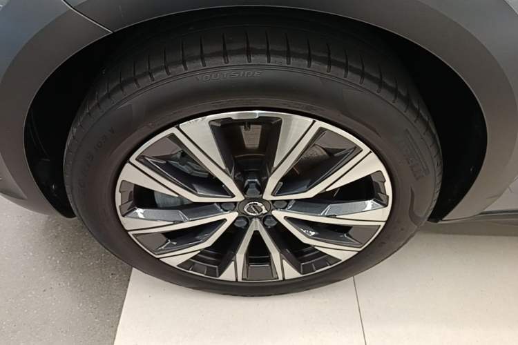 Used Volvo V90 2021 Cross Country B5 AWD Smart Range Edition Left Front Wheel Hub
