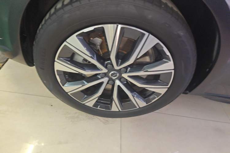Used Volvo V90 2021 Cross Country B5 AWD Smart Range Edition Left Front Wheel Hub