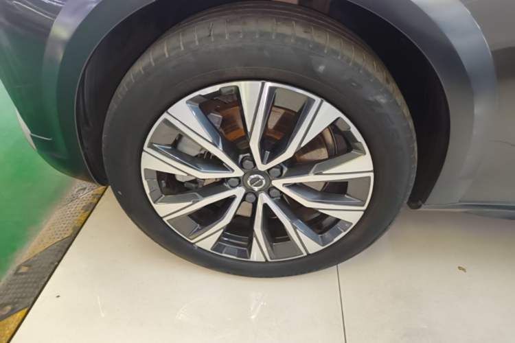 Used Volvo V90 2021 Cross Country B5 AWD Smart Range Edition Left Front Wheel Hub