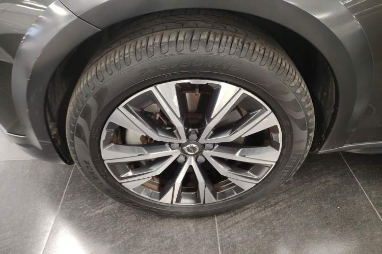Used Volvo V90 2021 Cross Country B5 AWD Smart Range Edition Left Front Wheel Hub