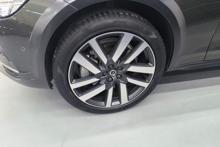 Used Volvo V90 2021 Cross Country B5 AWD Prestige Edition Left Front Wheel Hub