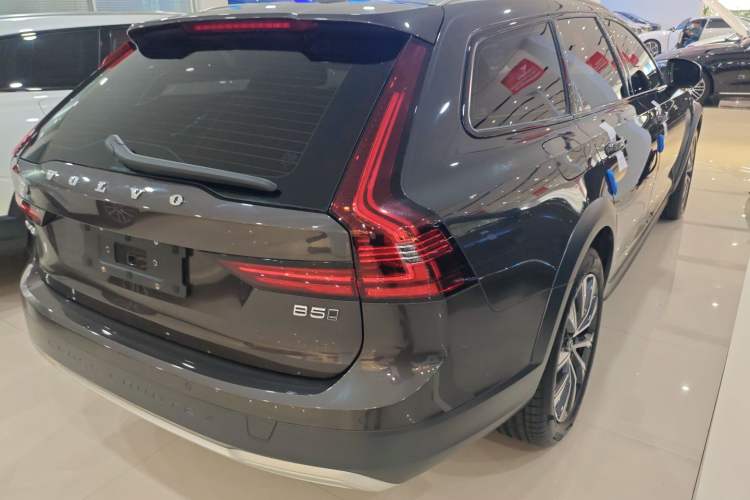 Used Volvo V90 2021 Cross Country B5 AWD Smart Range Edition Rear Right 45 Deg