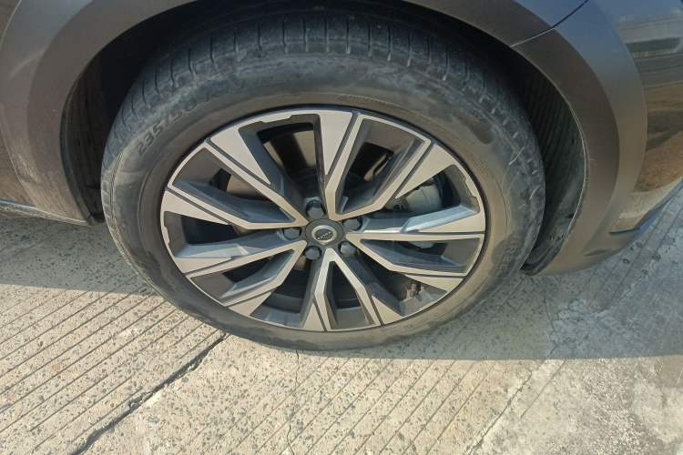 Used Volvo V90 2021 Cross Country B5 AWD Smart Range Edition Right Front Wheel Hub